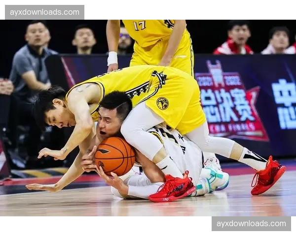 赵继伟倒地拼抢造成争球，展现冠军球队后卫线的防守硬度
