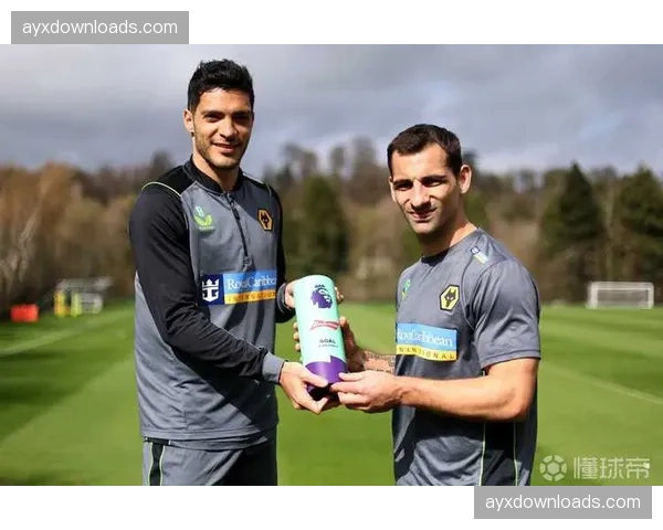 英超“英超冠军奖杯巡展”抵达利兹,吸引数千名小球迷参观互动